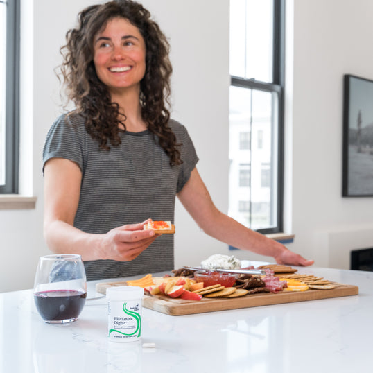 Woman uses Histamine Digest to support histamine digestion and eat and drink freely.